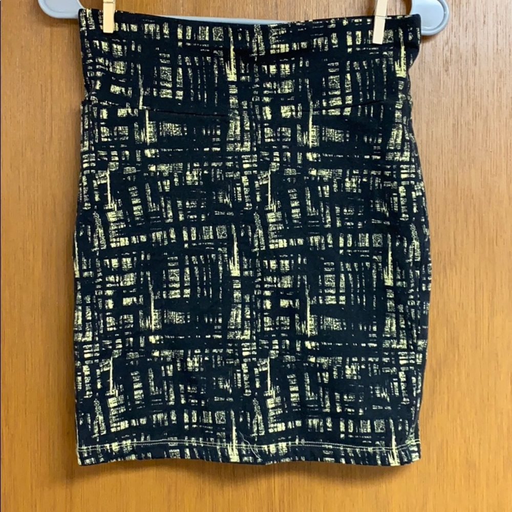🌸EUC Black and yellow pencil skirt